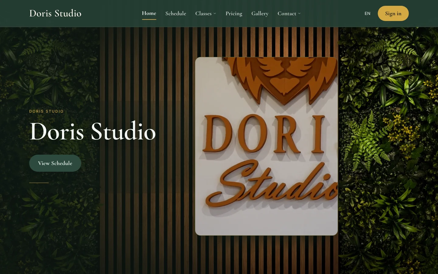 เว็บไซต์ Doris Studio: ชื่อสตูดิโอข้างป้ายโลโก้ไม้ พร้อมปุ่มดูตารางเรียน (ภาษาอังกฤษ)